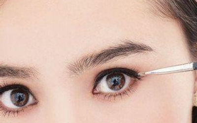 眼妝教程：如何用眼線液畫(huà)眼線？